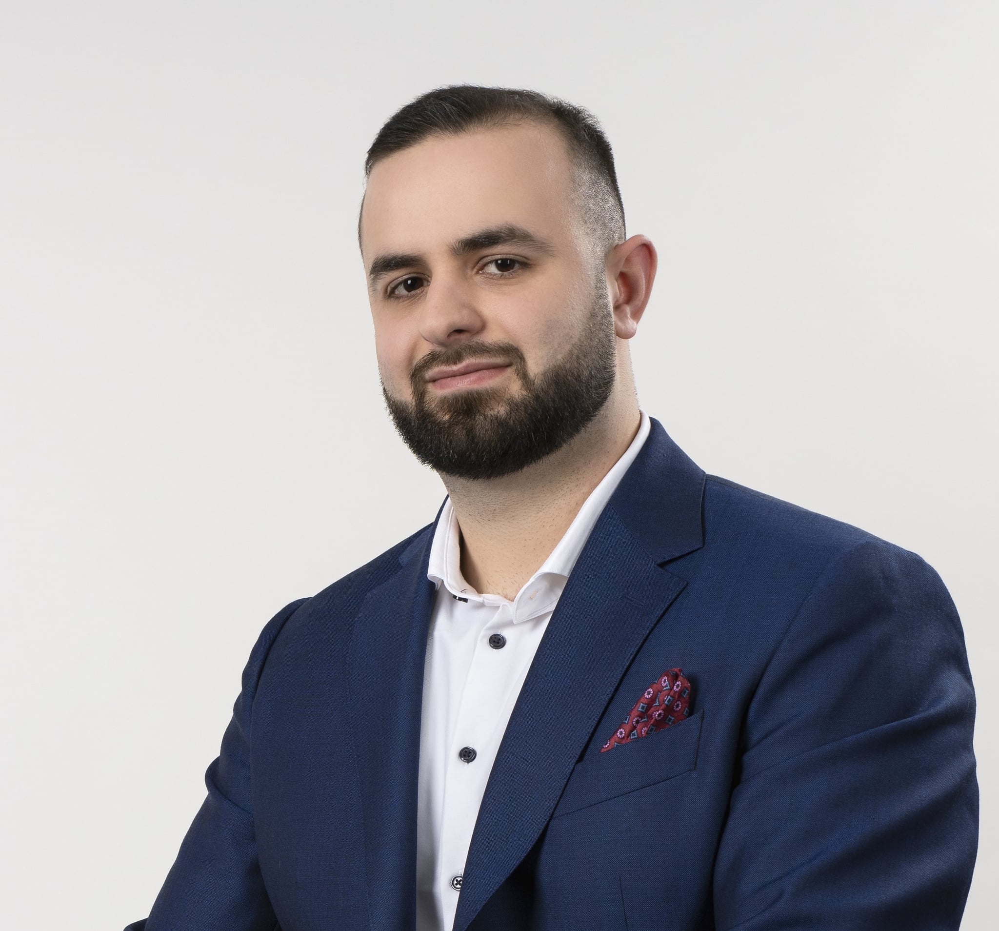 Mergim Mustafa - Automatisierungsberater für KMU, lächelnd in professioneller Business-Kleidung